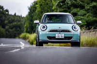 ガソリンエンジンを搭載する「MINIクーパー」では、フロントグリルの中央を水平に横切るボディー同色のパートが、BEVバージョンよりも細い。その上下に開口部が設置されているのも、BEVバージョンにはない特徴だ。