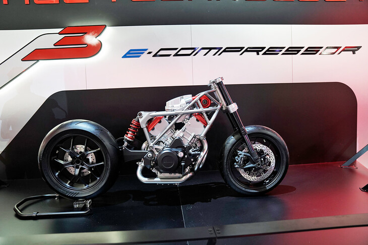 同時に発表された、新開発のエンジン「V3 e-コンプレッサー」。日本語のプレスリリースを見ると、電動過給機を搭載した挟角75°の水冷V型3気筒エンジンと紹介されている。またリリース内では、「電動過給機の採用は二輪では世界初で、インタークーラーを必要としない設計になっている」とも解説されている。このエンジンはホンダの「Funモデル」への搭載を予定していて、量産に向け引き続き開発を行うとのこと。現場でもリリースでもこれ以上の情報は公開されていないが、一般的な電動過給機のメリットとしては、エンジン回転数や排気流量に依存することなくタービンを回転させられることから、あらゆるエンジンの回転域で好適な過給を得ることができ、またそれによる高パワー/大トルクに加えて、燃費性能の向上も期待できる。またその過給機のメリットを生かせば、より小さな排気量で効率的に高い出力を得ることもできる。これらに加え、「電子制御化された過給機はエンジンから独立して配置できるようになり、車体構成の自由度も高まる」とホンダの関係者は話してくれた。