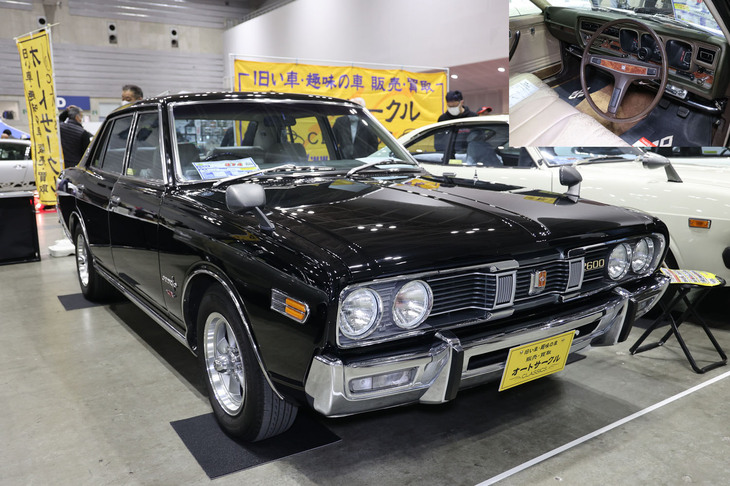 毎回、コンディションのいい希少車を展示するオートサークル。型式名230こと3代目「日産セドリック」の黒塗りセダンは、なんと当時は税金がバカ高かった3ナンバーの「2600GX」。しかもベンコラ(ベンチシート+コラムシフト)、それもATではなく4段MT仕様というレアな個体だった。