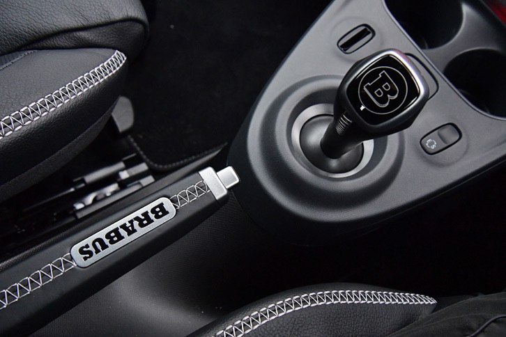 BRABUS専用のシフトノブやパーキングブレーキハンドルを装備する。