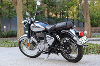 車体色は7種類で、カラー別に車両本体価格が異なっている(69万4100円~72万8200円)。ちなみに今回の試乗車は「クローム(エメラルド)」で最高値。とはいえリーズナブルといえる。