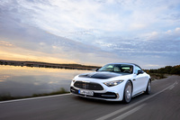 パワーユニットは「SL63」と同じく4リッターV8ツインターボエンジンを採用。動力性能に関しては、0-100km/h加速が4.1秒、最高速が260km/hと公称されている。