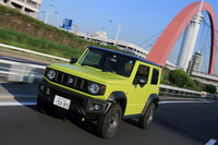 高速走行時における「ジムニーシエラ」の乗り心地は、「ジムニー」とは大きく異なり、速度を上げるほどにフラットなものとなる。