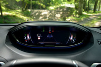 これは往年の“ボビンメーター”をほうふつとさせるモード。パネルの左隅に速度計、右隅にエンジン回転計のボビンが描画されているのがわかるだろうか。