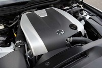 「IS350“Fスポーツ”」の3.5リッターV6エンジンは、最高出力318ps、最大トルク38.7kgmを発生する。