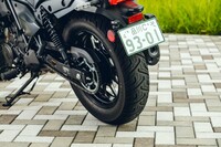 タイヤサイズはフロント:130/70-18、リア:150/80-16と、前後ともに太めかつ肉厚で、いわゆるボバーカスタムのクルーザーを思わせる。