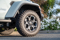 「アンリミテッド ルビコン4xe」に装備される、マッドテレインタイヤと専用デザインの17インチアルミホイール。ホイールにあしらわれるジープのマークもブルーとなっている。