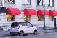 「三菱eKクロスEV」の価格は、グレード別に256万8500円と313万1700円。いずれも国から55万円の「クリーンエネルギー自動車導入促進補助金」が支給され(対象登録期間:2025年3月31日まで)、さらに、地方自治体の補助金やエコカー減税などさまざまな優遇策が受けられる。