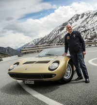 初期からランボルギーニで車両開発に携わってきたエンジニアのひとり、パオロ・スタンツァーニ。写真に見られる名車「ミウラ」の父であり、「後方縦置き」を意味するエンジンのLPレイアウトを採用したことでも知られる。2017年1月、80歳でこの世を去った。