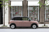 2022年6月に発売された「アルトラパン」の派生車種「アルトラパンLC」。ベース車とは異なる内外装が特徴で、試乗車に用いられていた「アーバンブラウン」のルーフカラーも同車専用となる。