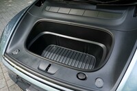 116リッターというクラストップレベルの容量を持つフロントトランク。今回の改良で仕切り板が追加されたほか、新たに独立した排水口が設置された。