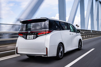 オーナーカーとして購入するなら、お薦めは「アルファードZ」か「ヴェルファイアZプレミア」。後は、パワートレインやシート表皮、そして、決して小さいとはいえない価格差(同じパワートレインのハイブリッド車同士で比べても、アルファードZよりヴェルファイアZプレミアのほうが70万円も高い!)などを考慮し、もっとも納得のいく仕様を選べばいいだろう。(写真:花村英典)