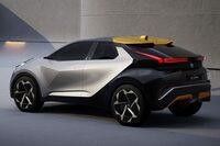 「C-HRプロローグ」では、2トーンペイントの仕上げを採用。ルーフエッジスポイラーとディフューザーにもカラーコントラストが施されている。