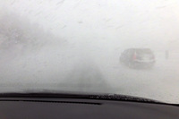 吹雪の中での除雪作業の様子。新しいシステムの運用により、こうした視界不良の下でも安全に除雪作業ができるようになるという。