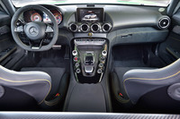 スポーティーなバックスキン素材が用いられたインテリア。テスト車には有償オプションのカーボンパーツが随所に用いられていた。