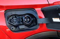 右のリアフェンダーには普通充電用と急速充電用のポートが並んでレイアウトされる。