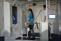 まひした脚にロボット脚を装着して、トレッドミル上でリハビリを行う。