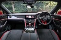 内装色については、ベントレーが提供するすべてのレザーカラーが選択可能。試乗車は黒系の「Beluga」と赤系の「Hotspur」を組み合わせている