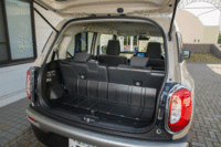 ラゲッジルームの容量は、リアシートを最も後ろに下げた状態で124リッター、最も前に出した状態で203リッター。さらに、リアシートを倒すと、520リッターまで拡大できる。