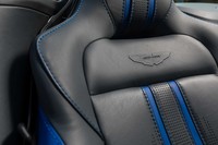 シート背もたれ部分に施されたエンブレムのエンボス加工や、鮮やかなブルーの差し色は、オプションメニューとして用意される。