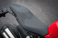 後端に「MONSTER」のロゴがエンボス加工されたシート。従来型より高さを5mm下げ、幅を絞ることで、足つき性を改善している。