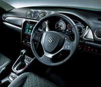 インテリアではシフトセレクターの装飾などが従来型との違いだ。