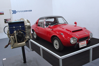 「トヨタ・スポーツ800 ガスタービン・ハイブリッドカー」。ガスタービンエンジン(写真左)とモーターを併用するタイプのハイブリッド車である。