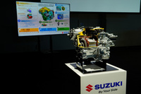 「スズキeスカイ」の発表会より、技術展示の様子。自前のeアクスルに、車体の軽量化、空気抵抗の低減などなど、爪に火をともすような改良の積み重ねで、スズキは97Wh/km(WLTCモード)という電費を実現したのだ。