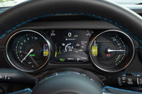 メーターパネルは2眼式で、エンジン回転計とエネルギーフローメーターを装備。中央のインフォメーションディスプレイにも、PHEV用の表示が追加されている。