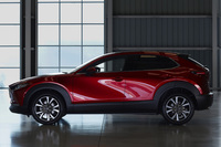 「マツダCX-30」のサイドビュー。最近は欧州車でもドア面をうねらせた車種が見られるが、これほど大胆に動かしているのは、やはりマツダぐらいだ。