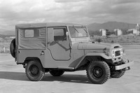 前身にあたる「ランドクルーザー」(40系)。29年ぶりのモデルチェンジで70系に生まれ変わった。