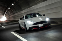 動力性能は0-100km/h加速が3.5秒、最高速は323km/h。