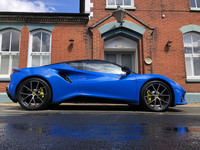 直4エンジンを搭載する「エミーラ ファーストエディション」のボディーサイズは全長×全幅×全高=4413×1895×1226mm、ホイールベースは2575mm。外寸はV6エンジン車と変わらないが、車重は4kg軽い1446kgと発表されている。