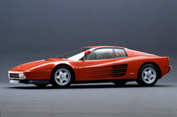 多くのクルマ好きが「テスタロッサ」と聞いてまずイメージするのは、1984年にデビューしたこの「フェラーリ・テスタロッサ」だろう。ピニンファリーナが生んだウエッジシェイプのデザインは、30年以上を経た今なお、オリジナリティーに富み普遍性のある魅力を放っている。