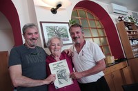 1930年代のトリノは前衛芸術家の拠点だった。「未来派食堂」跡は、トスカーナ料理店に様変わりしているが今日も存在する。当時の復刻メニューとオーナーの一家。2019年6月に撮影