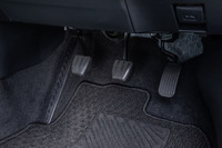 1.2リッター直4ターボエンジン搭載の「カローラ ツーリングW×B」は6段MTのみの設定。ペダルはつり下げ式で、幅は狭いが左側にフットレストも用意されている。