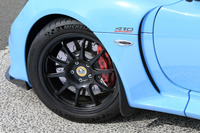 足まわりではタイヤサイズの変更も大きなポイント。前:215/45ZR17、後ろ:285/30ZR18というサイズは、サーキット走行を重視する「カップ」シリーズと同じで、前身にあたる「スポーツ380」より、リアタイヤが2cmワイド化されている。