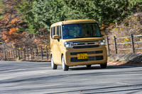 燃費は自然吸気(NA)エンジン車では22.4~25.1km/リッター、ターボエンジン車では19.8~21.9km/リッターと、軽スーパーハイトワゴンではトップの性能を実現している(いずれもWLTCモード)。