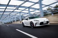 今回の試乗車には、5万5000円の有償オプションとなる「ザックス(ZF)アブソーバー」が装着されていた。ザックスダンパーとシャシーとのマッチングは良好で、リニアなコントロール性と路面追従性、そして快適性をバランスさせている。