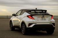 フロアトンネルにブレースを追加することで、車体の剛性を強化している。