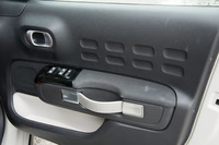 ドアハンドルにはかばんの取っ手のようなデザインが採用されている。その上部のドアトリムには、外観の特徴である「エアバンプ」を想起させるくぼみが設けられている。