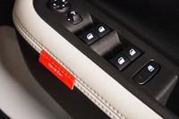 各ドアのアームレストに縫い付けられた赤い「ハッピータグ」もユニークなデザインアイテム。タグにはドアごとに異なるメッセージが入る。フロント右ドアのメッセージは「have fun」であった。