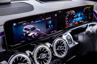 メルセデス・ベンツ車で見慣れた横長の液晶パネルは、運転席前の10.25インチコックピットディスプレイとセンターの10.25インチタッチスクリーン式ディスプレイを組み合わせたもの。