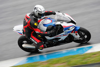 雨のスペイン・エストリルサーキットを走る「S1000RR」。カラーリングは「BMWモータースポーツカラー」と呼ばれる写真のトリコロールカラーと「レーシングレッド」の2種類が用意されるが、前者は高性能版の「Mパッケージ」でしか選択できない。