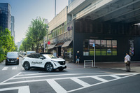 横断歩道を渡る歩行者を検知して一時停止する次世代「プロパイロット」を搭載する試作車。