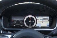 12.3インチのフル液晶式メーターパネルには、カーナビのマップや給電データのほか、さまざまな情報が表示できる。