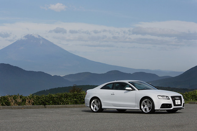 【スペック】全長×全幅×全高=4650×1860×1375mm/ホイールベース=2755mm/車重=1810kg/駆動方式=4WD/4.2リッターV8 DOHC32バルブ(450ps/8250rpm、43.8kgm/4000-6000rpm)/価格=1204.0万円(テスト車=1232.0万円/アダプティブクルーズコントロール+アウディサイドアシスト=28.0万円)