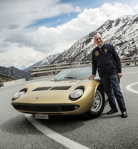 初期からランボルギーニで車両開発に携わってきたエンジニアのひとり、パオロ・スタンツァーニ。写真に見られる名車「ミウラ」の父であり、「後方縦置き」を意味するエンジンのLPレイアウトを採用したことでも知られる。2017年1月、80歳でこの世を去った。