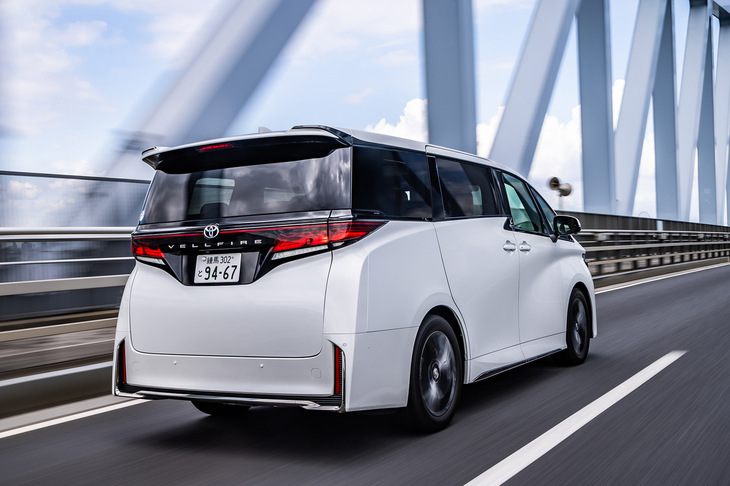 オーナーカーとして購入するなら、お薦めは「アルファードZ」か「ヴェルファイアZプレミア」。後は、パワートレインやシート表皮、そして、決して小さいとはいえない価格差(同じパワートレインのハイブリッド車同士で比べても、アルファードZよりヴェルファイアZプレミアのほうが70万円も高い!)などを考慮し、もっとも納得のいく仕様を選べばいいだろう。(写真:花村英典)