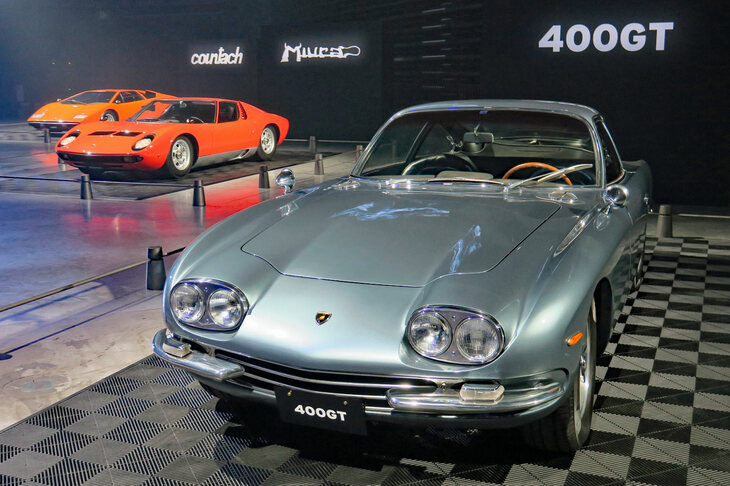 「ランボルギーニ・レヴエルト」の日本発表会の会場には、ランボルギーニの歴代V12モデルも展示されていた。